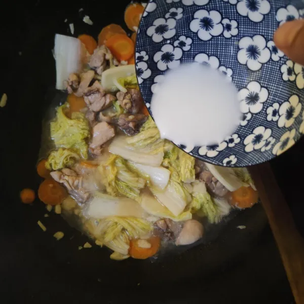 Masukkan larutan maizena, aduk rata.
