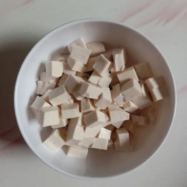 Potong dadu kecil tahu, lalu bilas, sisihkan.