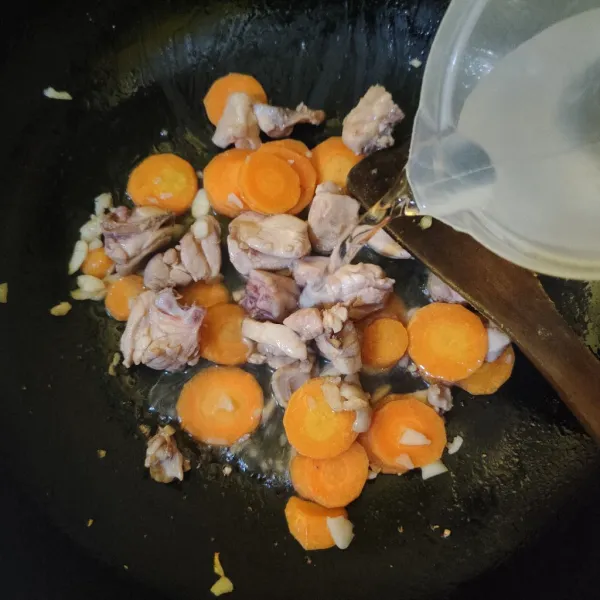 Masukkan air, kaldu bubuk, lada bubuk, dan gula pasir. Masak hingga mendidih, kemudian tes rasa. Masak hingga wortel setengah matang.