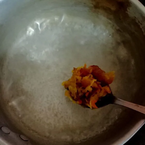 Didihkan air secukupnya lalu masukkan bumbu halus