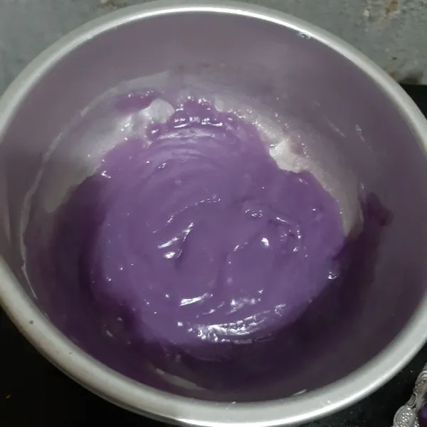Campur bahan cendol ungu jadi satu lalu masak hingga mengental