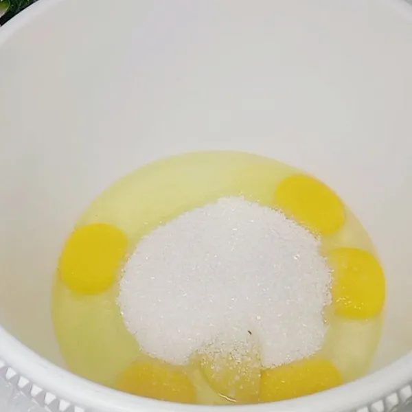 Masukkan gula, vanila, tepung, telur dan SP. Mixer dengan kecepatan tinggi sampai adonan mengembang