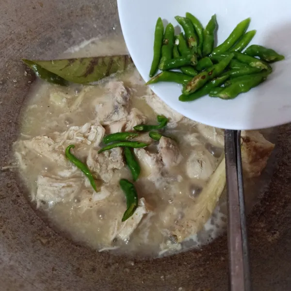 Tambahkan cabe ijo, masak sampai matang.