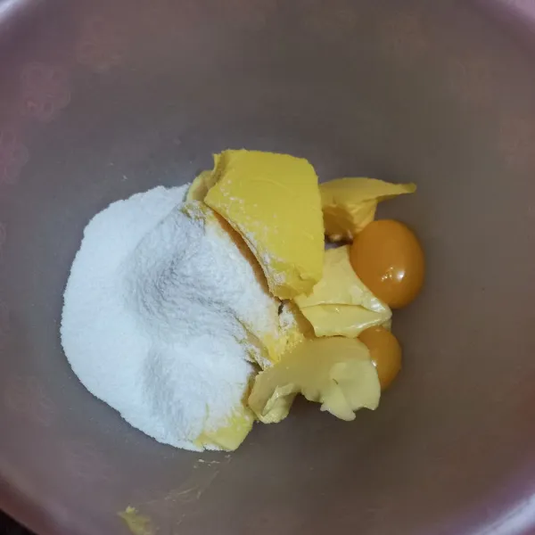 Kocok butter, margarin, kuning telur, dan gula halus