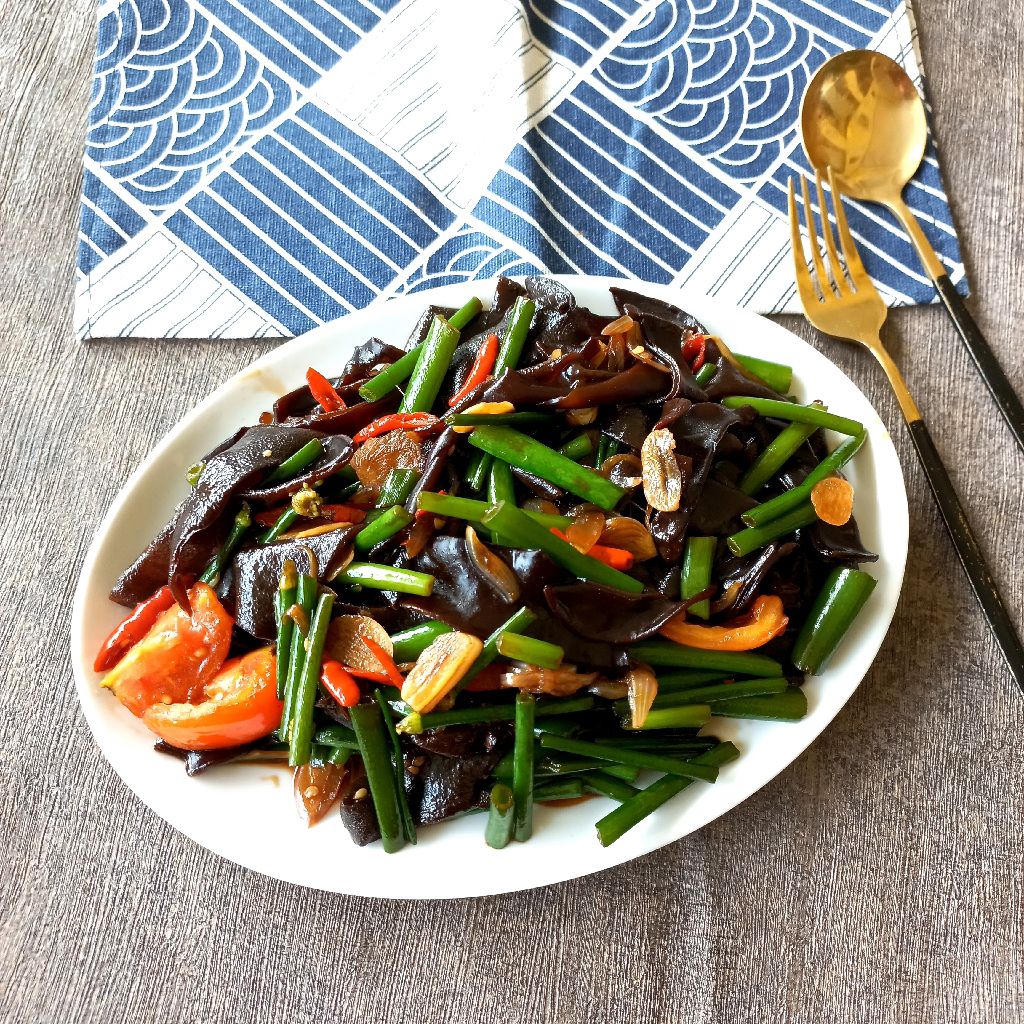 Penyajian Tumis Jonggrong Jamur Kuping dalam piring kayu