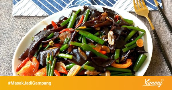 Penyajian Tumis Jonggrong Jamur Kuping dalam piring kayu