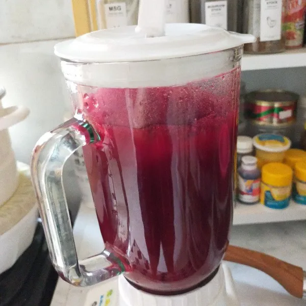 Blender buah bit dengan air matang, kemudian saring dan ambil sari jus buah bit.
