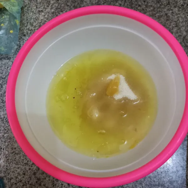 Kocok lepas putih telur, sp, dan gula pasir hingga mengembang