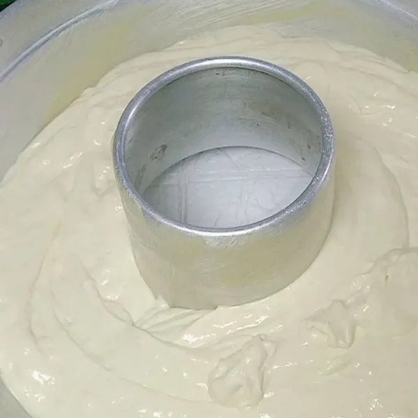 Olesi cetakan dengan mentega dan tepung, kemudian masukkan adonan dan panggang atau oven selama 40 menit, atau disesuaikan dengan oven masing-masing