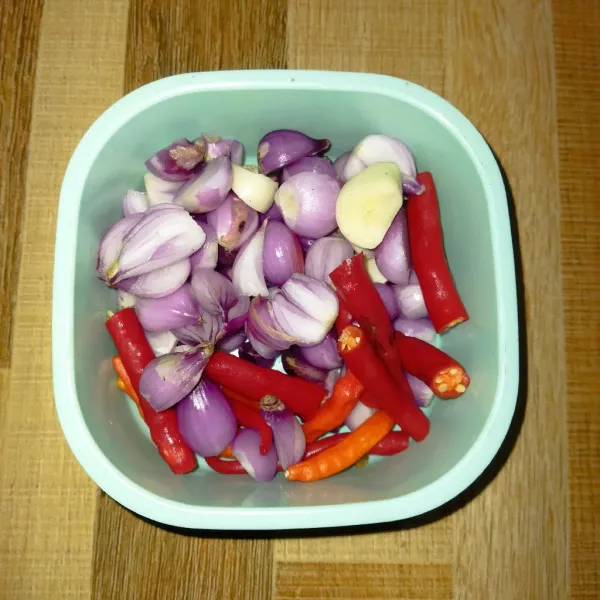 Siapkan bumbu seperti bawang merah, bawang putih, dan cabai. Kemudian, potong-potong dan cuci bersih.
