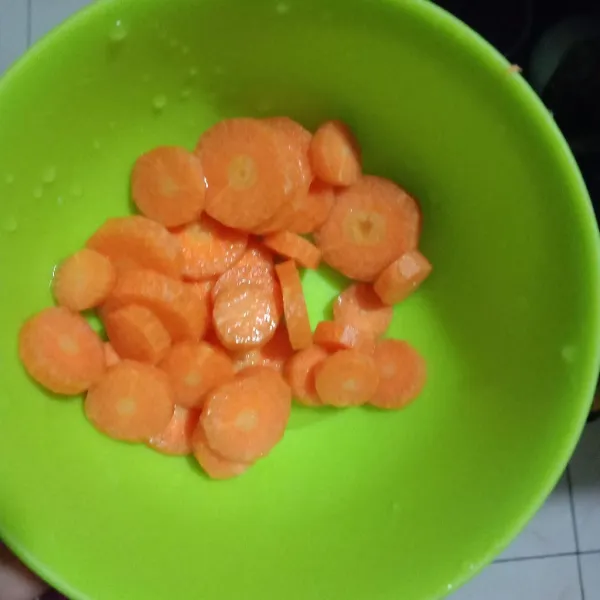 Kupas wortel, potong sesuai selera, cuci lalu tiriskan, sisihkan