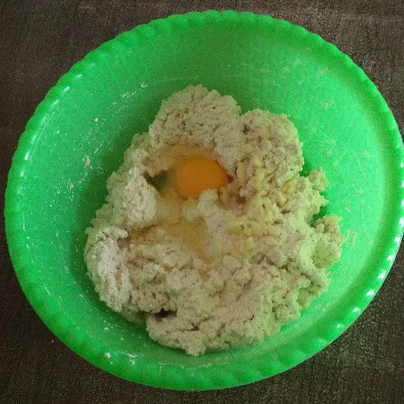Haluskan tahu lalu tambahkan telur dan bawang putih halus.