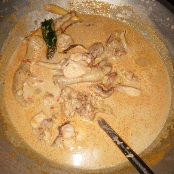 setelah santan mendidih masukan ayam potong yang sudah dicuci bersih. Masak hingga ayam empuk dan kuah mengental.