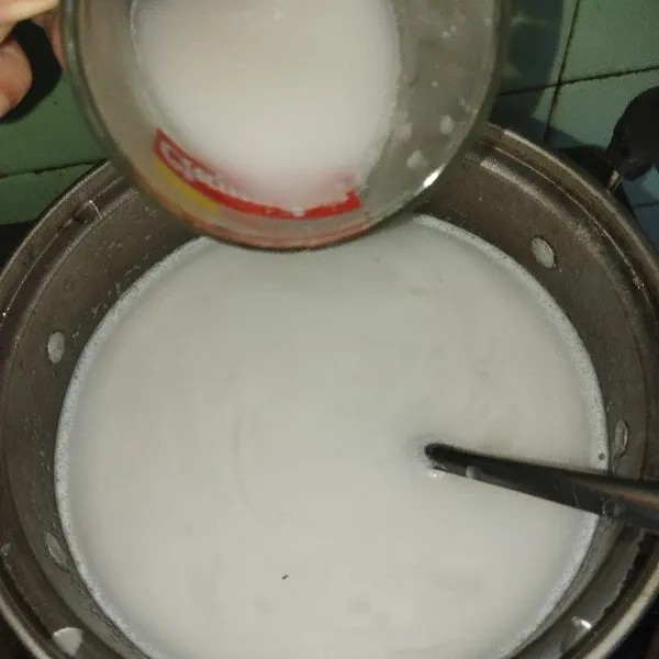 Masukan tepung maizena yang sudah di larutkan dengan air