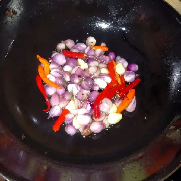Goreng bawang merah, bawang putih, cabai, dan terasi sampai setengah matang.