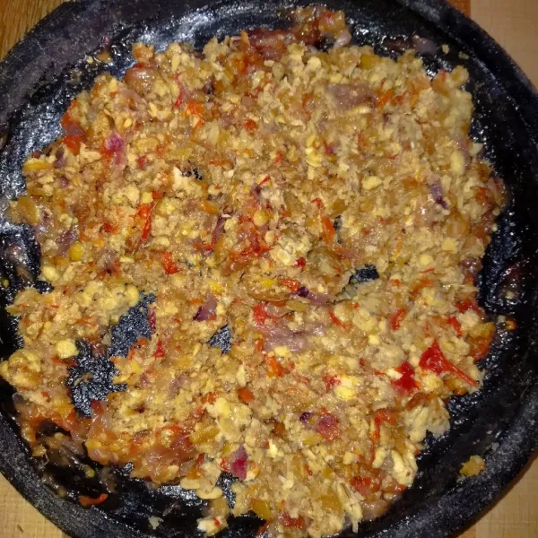Ulek bumbu yang digoreng, kemudian penyet tempe.