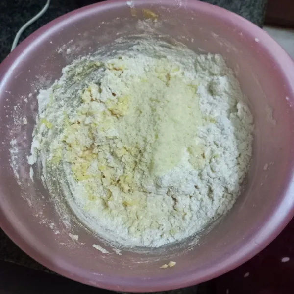 Masukan tepung terigu, vanili bubuk, maizena, susu bubuk, dan keju parmesan