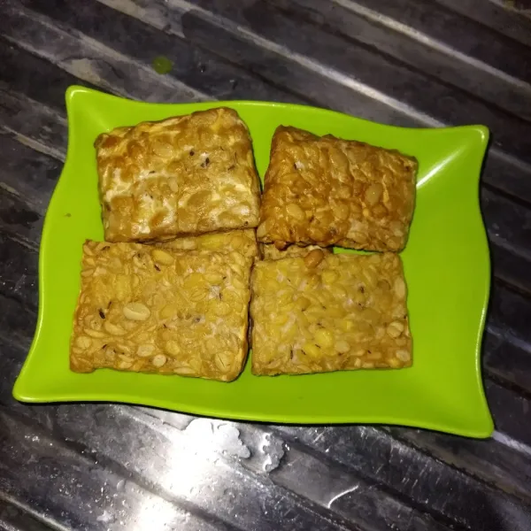 Goreng tempe sampai matang.