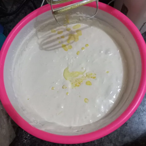 Masukan margarin yang telah dilelehkan aduk balik menggunakan spatula