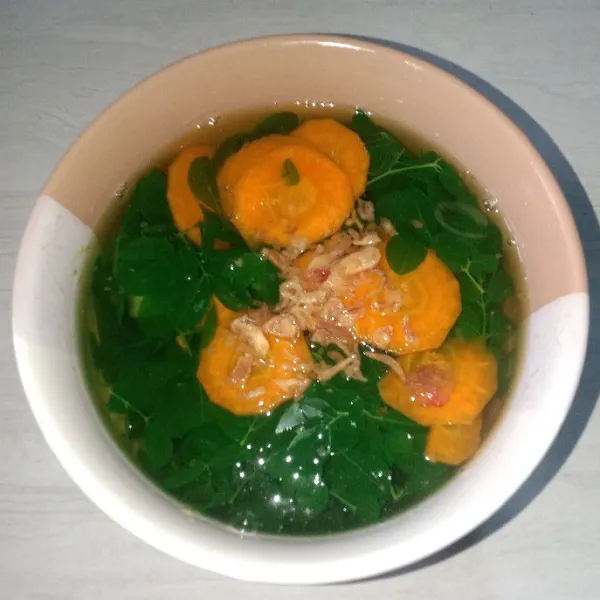 Sup kelor dengan wortel siap disajikan