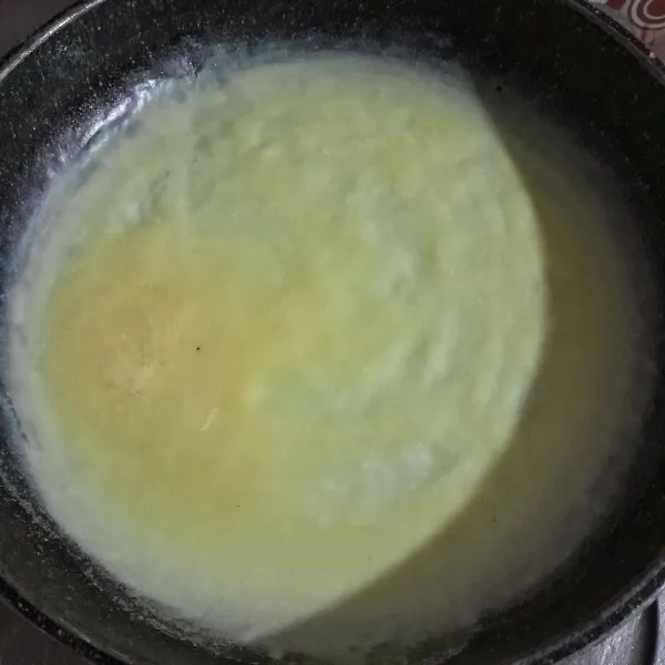 Aduk rata telur ayam, tepung maizena, garam, air lalu saring. Panaskan pan diameter 24 cm, tuangkan 75 ml telur dan dadar telur dengan api sedang hingga matang, sisihkan.