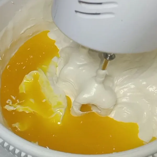 Terakhir masukkan mentega cair, mix dengan kecepatan rendah sampai tercampur merata atau bisa menggunakan spatula saja