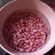 Rebus kacang merah hingga empuk, tiriskan.