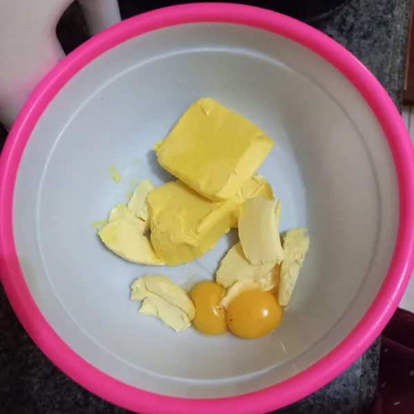 Kocok rata butter, margarin, dan kuning telur