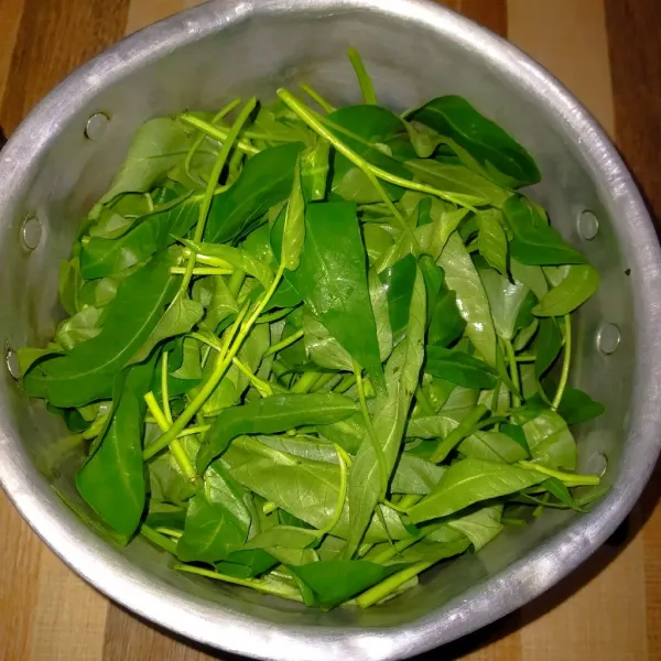 Petik kangkung dan cuci bersih, lalu tiriskan.