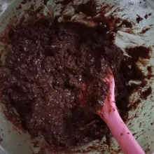 Setelah adonan tercampur rata. Siapkan pinggan tahan panas yang sudah dioles sedikit margarin agar tidak lengket saat dipanggang.