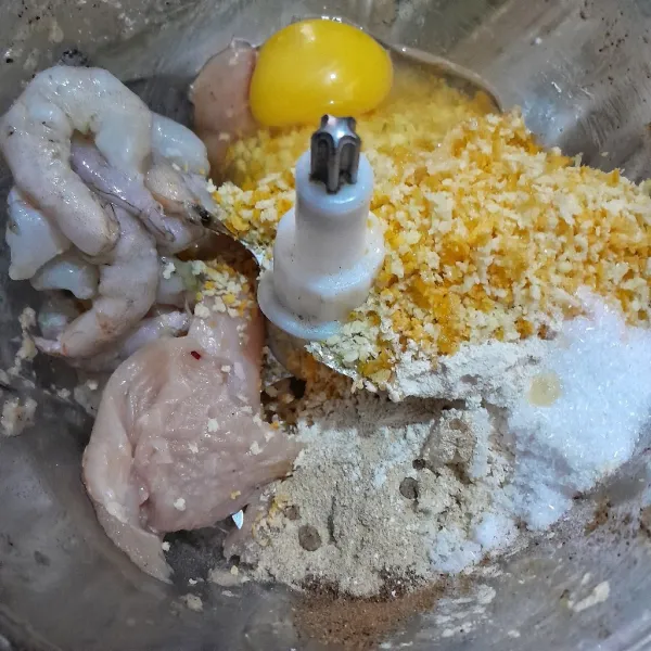 Campur jadi satu udang, ayam, telur, tepung roti, bawang putih bubuk, merica bubuk, pala bubuk, penyedap rasa, garam halus.