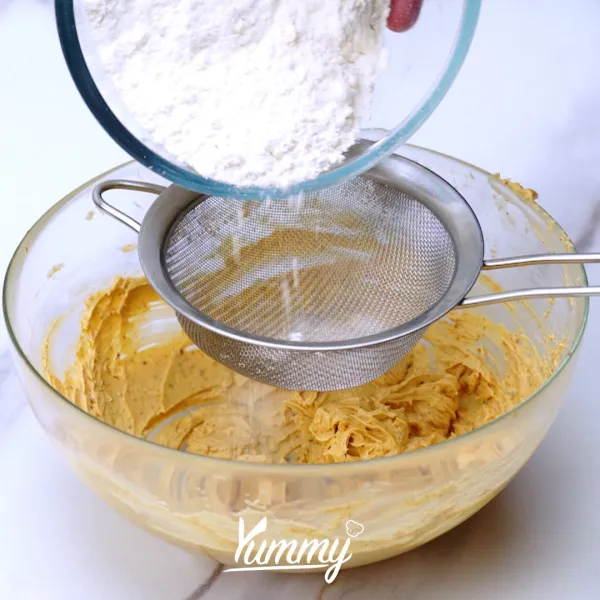 Tambahkan tepung terigu, baking powder, kayu manis bubuk, aduk hingga rata