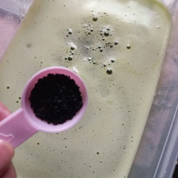 Pisahkan sari buah dan ampasnya menggunakan saringan, kemudian masukkan biji selasih, dan aduk rata. Simpan di dalam kulkas hingga biji selasih mengembang dan jus menjadi dingin agar lebih segar saat dinikmati. Setelah itu, siap disajikan!