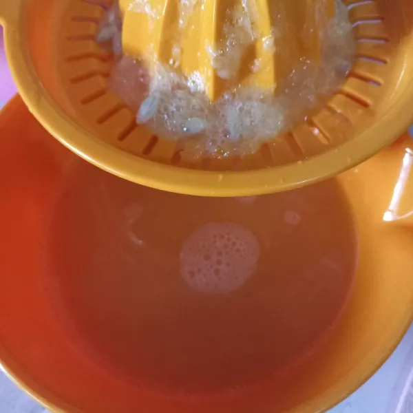 Pertama-tama, peras lemon sampai mengeluarkan sarinya, kemudian sisihkan.