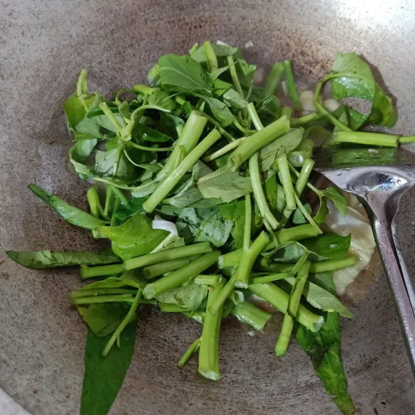 Masukkan kangkung.