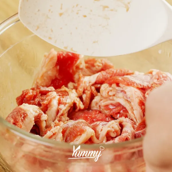 Marinasi daging dengan kecap asin dan saus tiram selama 15 menit, sisihkan.