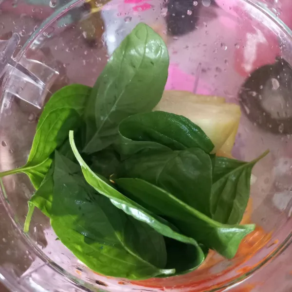 Masukkan nanas, daun kemangi, perasan lemon, dan air ke dalam blender.