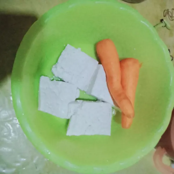 Siapkan bahan kemudian cuci bersih dengan air mengalir, serut wortel, lalu sisihkan