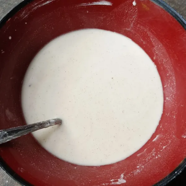Campur tepung hunkwe dan air, aduk-aduk sampai tercampur rata.