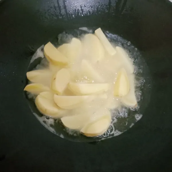 Goreng kentang sampai matang