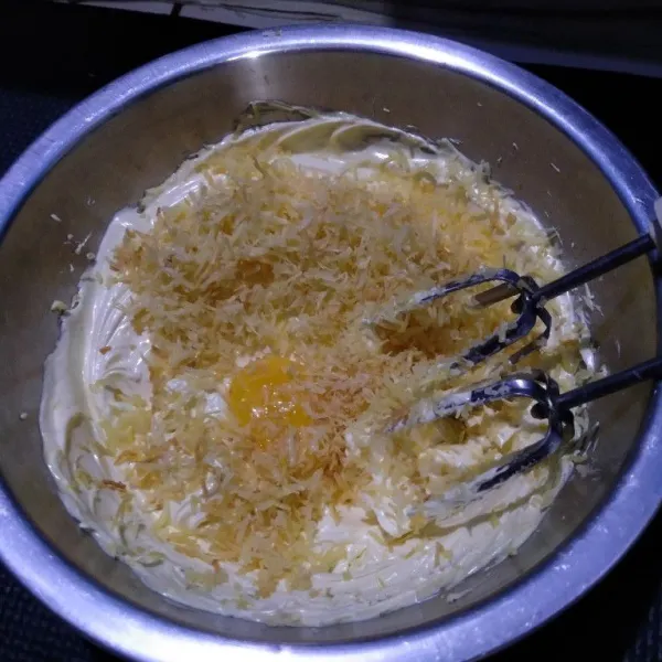 Masukkan kuning telur dan keju. Mixer asal rata.