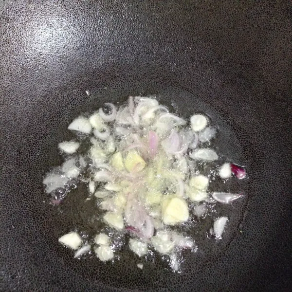 Tumis bawang merah bawang putih sampai harum