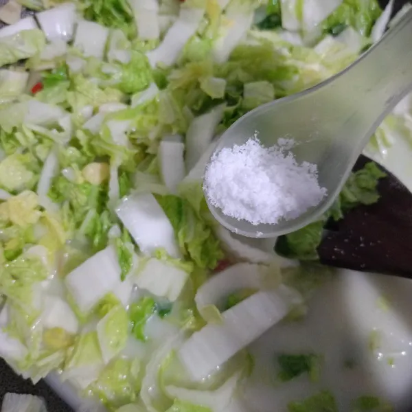 Terakhir masukkan gula dan garam, masak sampai sayur layu, koreksi rasa dan angkat