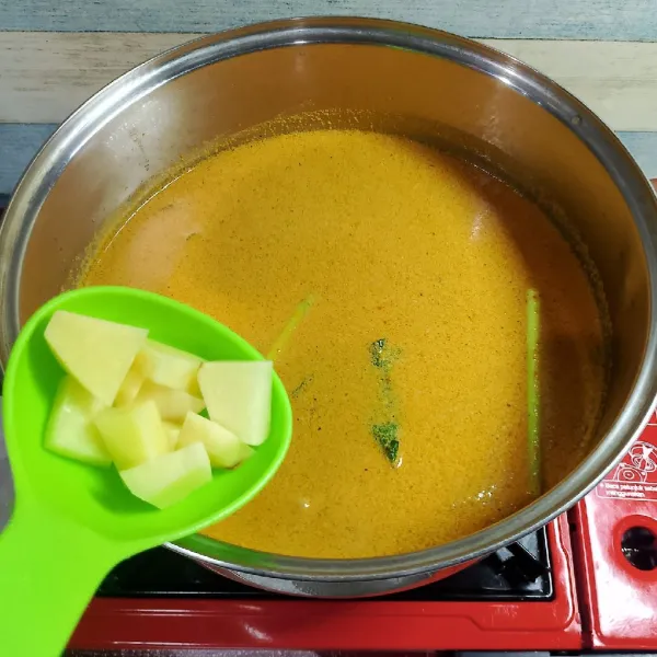 Aduk rata, Koreksi rasa , masak sambil sesekali di aduk. Hingga kuahnya menyusut. Angkat dan sajikan.