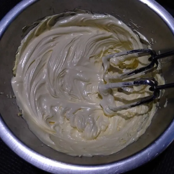 Mixer kecepatan sedang butter mix margarin dan gula halus sampai creamy, putih dan volume butter naik. Sekitar 10 menit layaknya membuat buttercream.