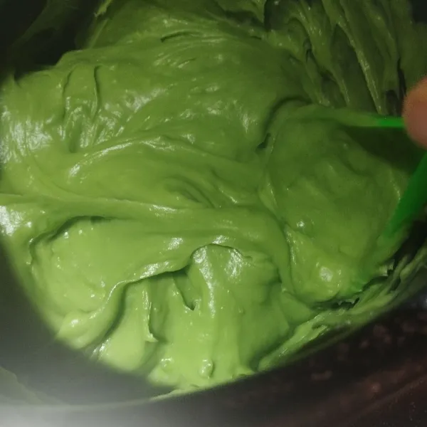 Lalu nyalakan api dan masak sampai meletup-meletup dan kental. sambil terus diaduk agar tidak gosong, matikan api, sambil terus di aduk agar tidak bergerindil. biarkan uap panasnya hilang.