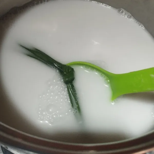 Masak bahan vla santan : dalam panci masukkan santan, tepung beras, garam, daun pandan, dan gula pasir aduk merata. lalu nyalakan api, masak sampai kental.