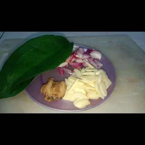 Siapkan bumbu tumis yang terdiri dari irisan bawang putih, irisan bawang merah, jahe geprek,dan daun salam utuh