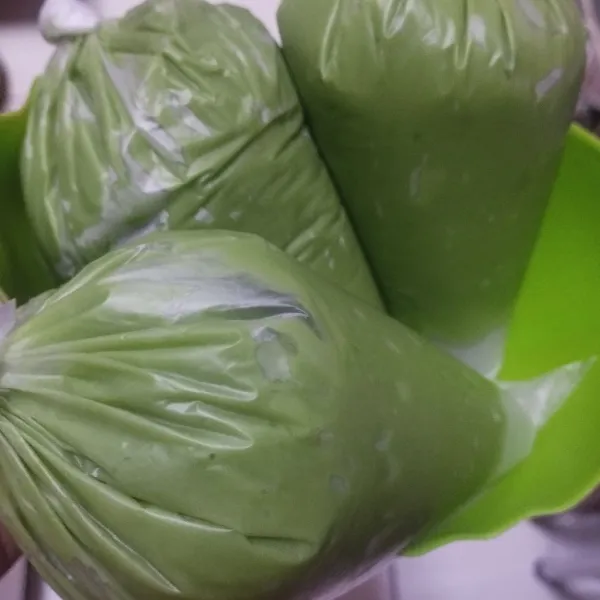 Lalu masukkan ke dalam plastik segitiga/pioing bag.sisihkan