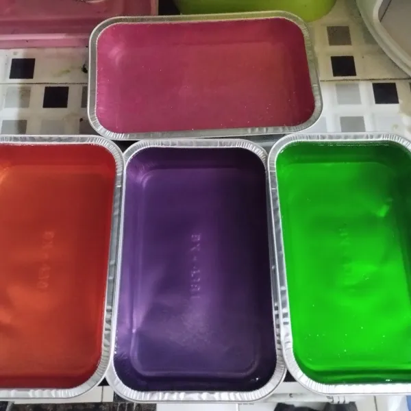 Masak jelly sesuai petunjuk kemasan.lalu dinginkan di dalam wadah. lalu.masukkan ke dalam kulkas.